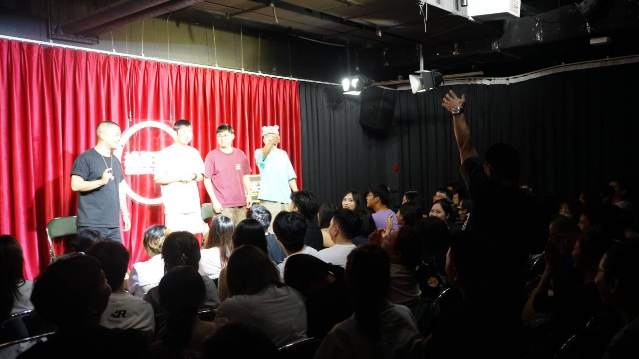 入夜正是欢笑时 双节长假鹿城掀起小剧场热