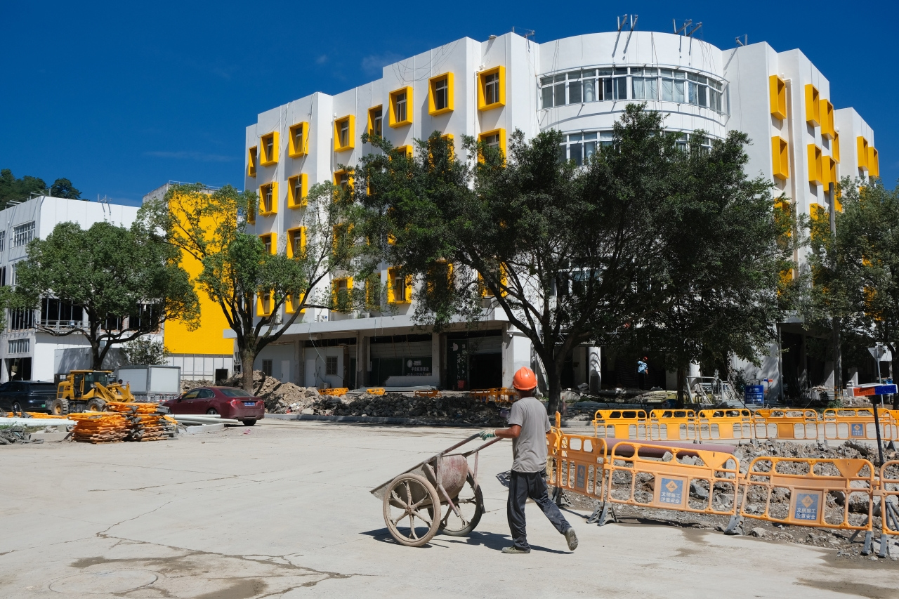 翻新老旧厂房 园博印象项目现场200多人假期赶工