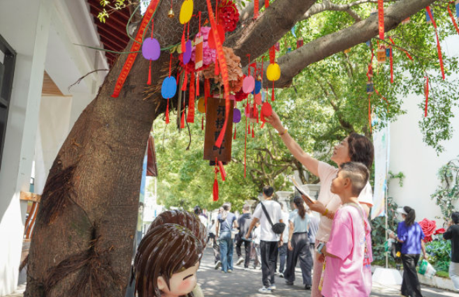 鹿城“文明焕新”街区首秀,引爆假期打卡潮