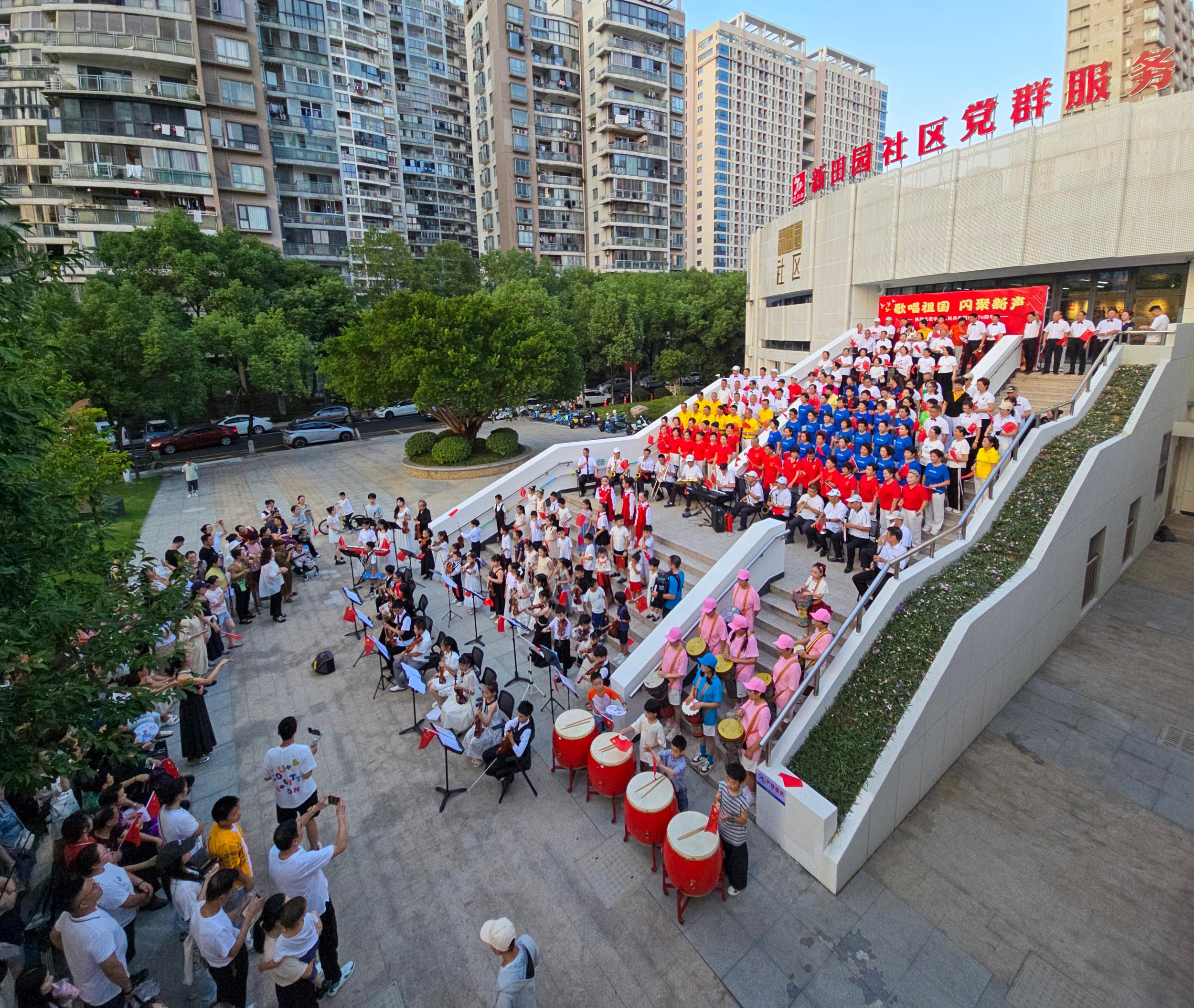 温州社区快闪庆双节 200人齐唱爱国曲燃动金秋
