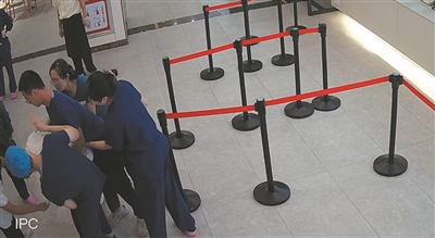 男子被海带卡喉跑进医院职工餐厅求救 一拥而上!90秒脱险!