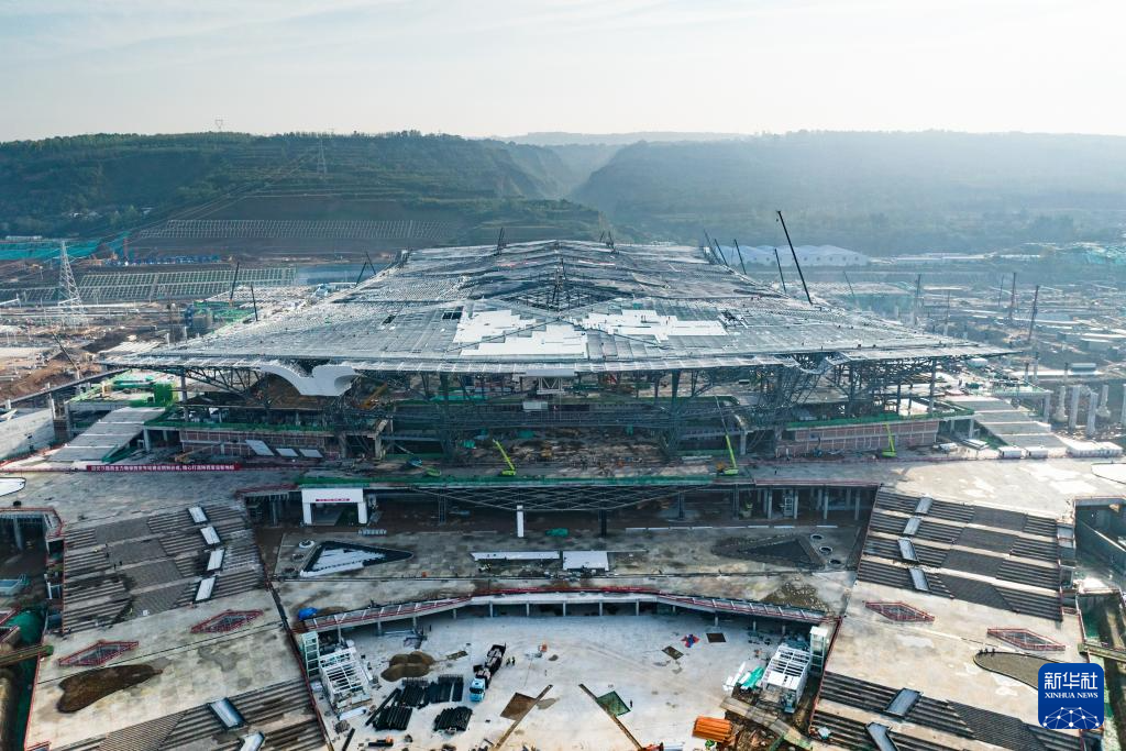 特大型铁路综合交通枢纽西安东站站房主体结构完工