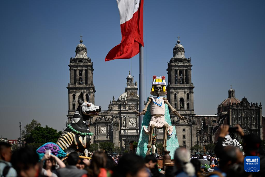 墨西哥城宪法广场大型祭坛迎接亡灵节