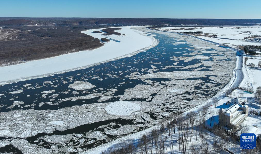 黑龙江现“跑冰排”壮景