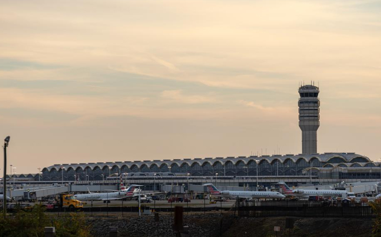 美国单日上千航班取消 政府“停摆”或致航空运力削减20%