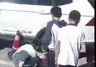 温州瓯海:小朋友拾金不昧,警察叔叔来学校表扬