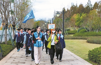 史上首个秋假来袭 “孩子带队”反向亲子游刷屏