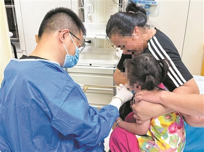 好险!女孩误吞硬币被“锁喉” 医生用导尿管巧取