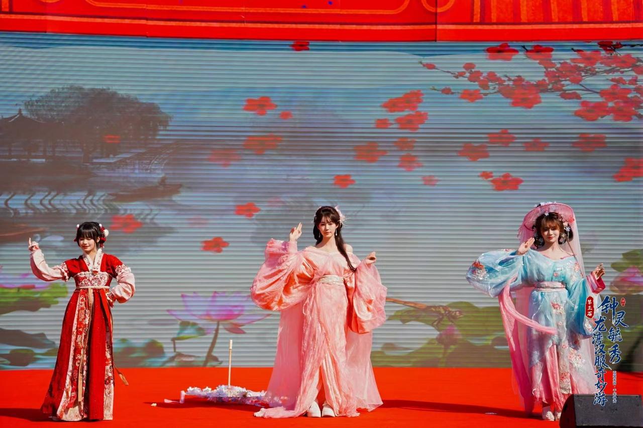 温州秋假正当时 来龙湾钟秀园开启一场汉服奇妙游