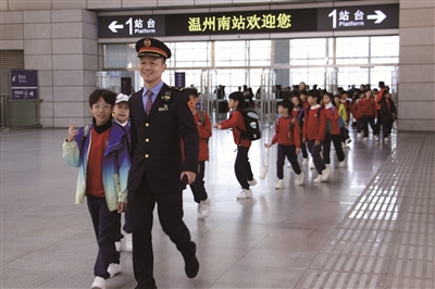 温州首个秋假初现出行小高峰 民航铁路精准服务迎接“小旅客”