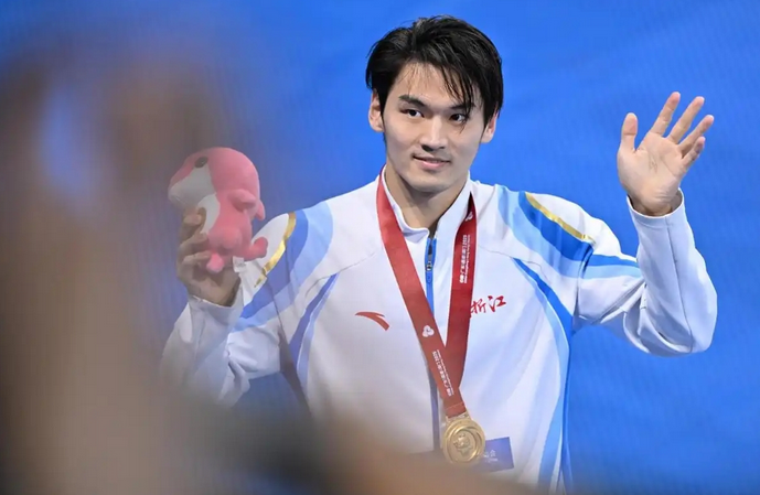 徐嘉余200米仰泳夺冠 潘展乐接力添银