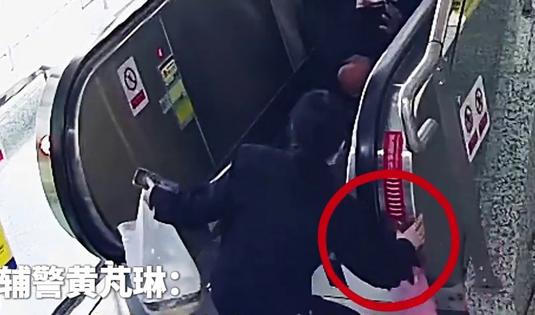 溫州樂清:驚險三秒!女輔警飛身按下扶梯急停鍵