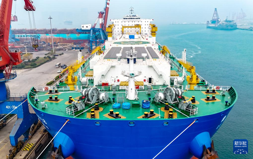 15萬噸級智慧漁業養殖工船“國信1號2-2”在青島交付