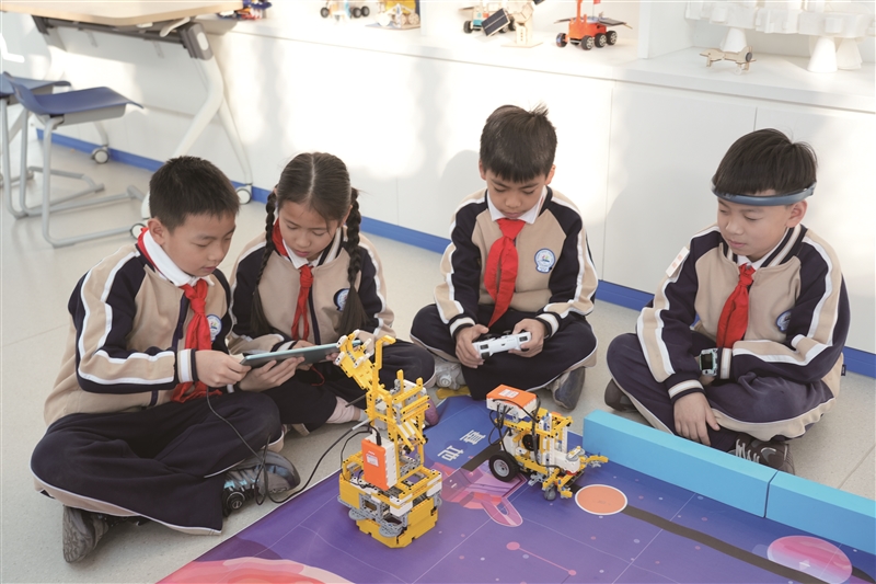 温州市市府路小学“勇敢去做”战队:用意念玩转机器人,打造“未来之城”