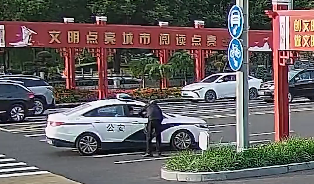 温州乐清:男子拦下警车 交还捡到的手提包