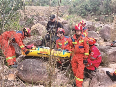 60度陡坡上的救援接力 瑞安消防安全转运卧龙峡受伤驴友
