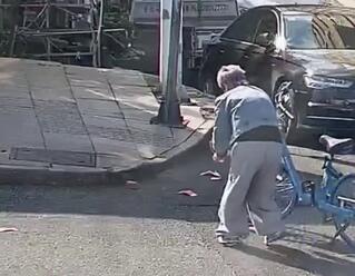 温州龙湾:马路上突然飘满百元大钞,接下来发生的一幕太暖了