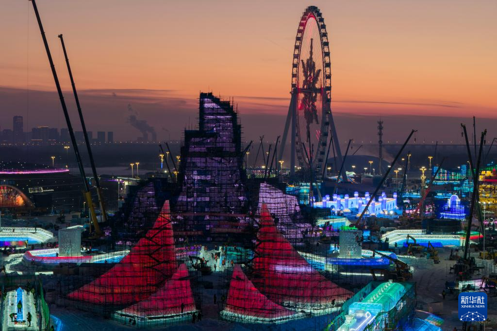 第二十七届哈尔滨冰雪大世界主塔“冰灯启梦”封顶