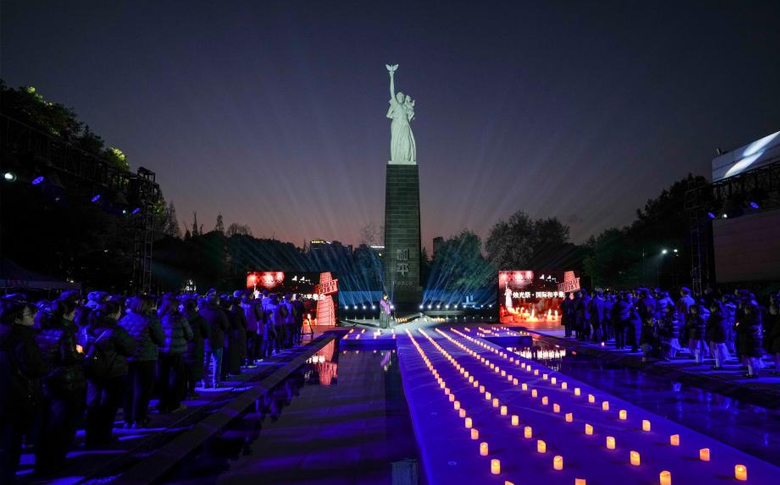 南京举行“烛光祭” 寄托哀思 祈愿和平