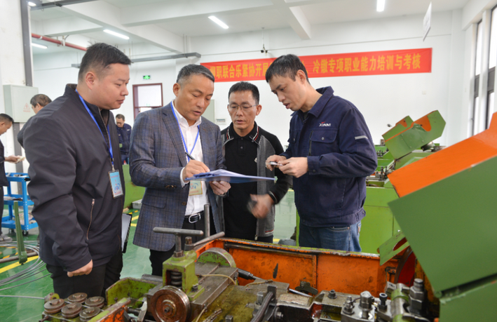 全國首創!溫州樂清為“螺絲大王”們頒發“官方身份證”