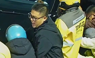 温州辅警和女儿带头抬车救出车底外卖员 20人40秒聚拢合力托举生命