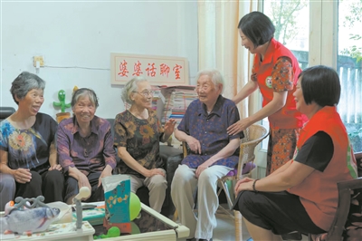 乐清这支志愿服务队专陪老人聊天