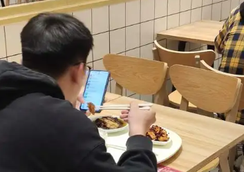 ��������NO.589ح�ӽ����𣬱�߳Է��߿���Ƶ�ˣ�