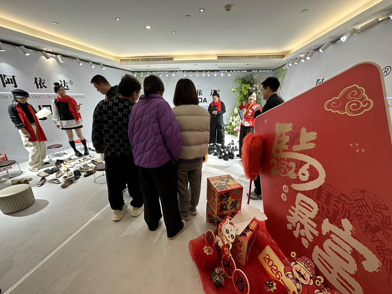 �Ƶ�ͷ��̸������6.5��Ԫ���� ����ŮЬ���¥��չƴ������