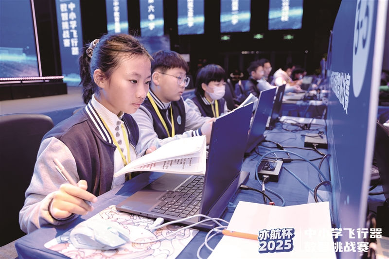 从键盘到蓝天,三位少年的飞行梦