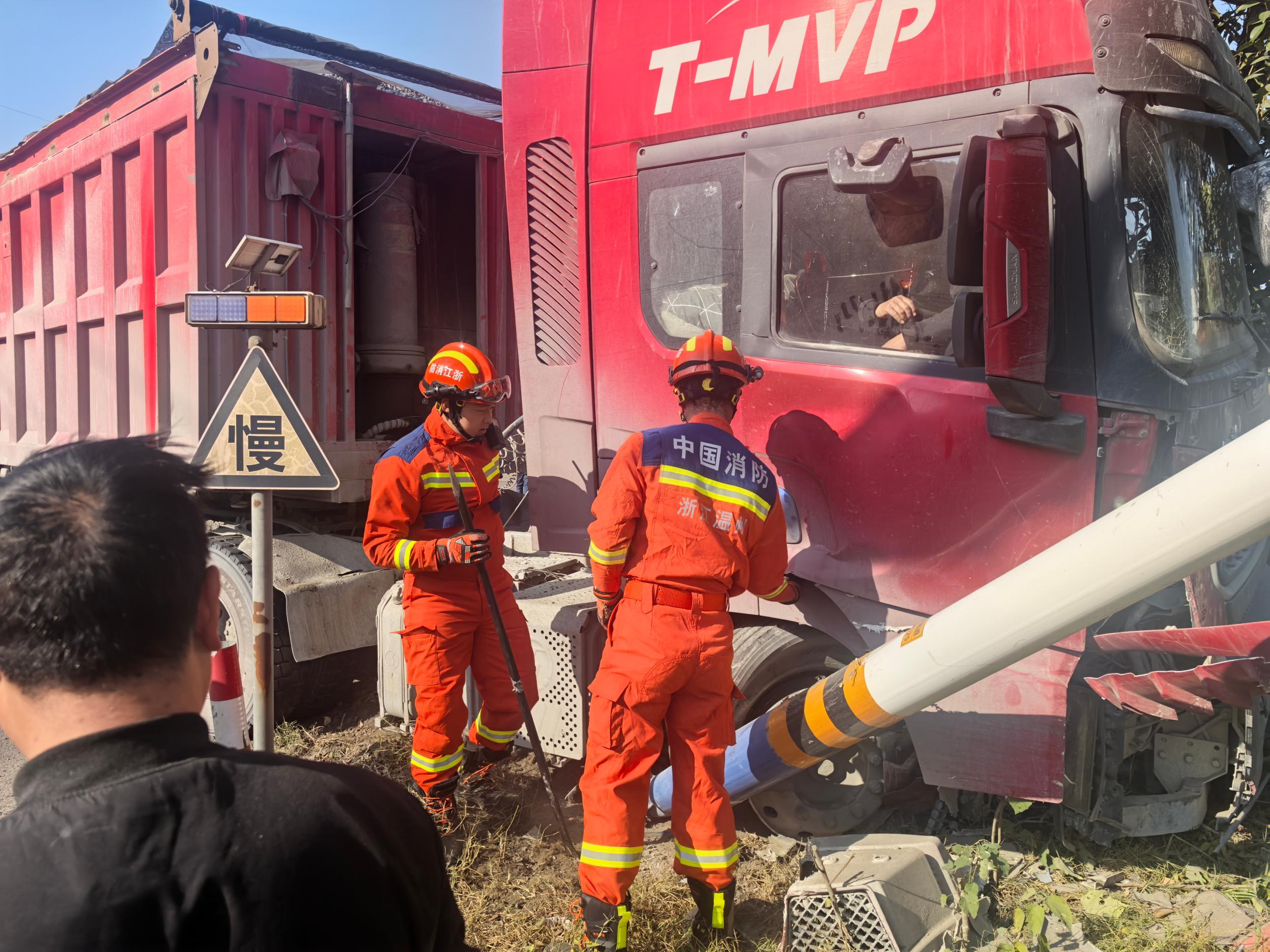 货车撞上路灯驾驶员被困 鹿城消防紧急救援