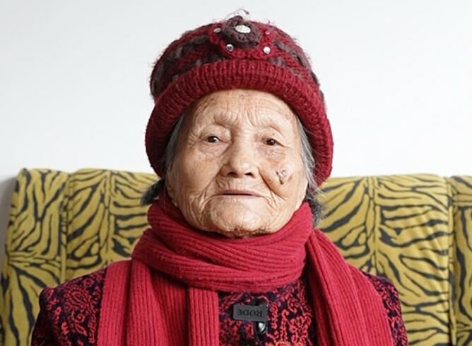 洞头102岁奶奶“藏”着一颗少女心:爱穿红装秀女红,爱刷抖音喜热闹