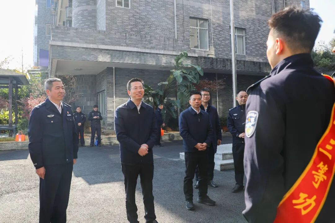 鹿城区委书记张崇波开展警察节走访慰问活动