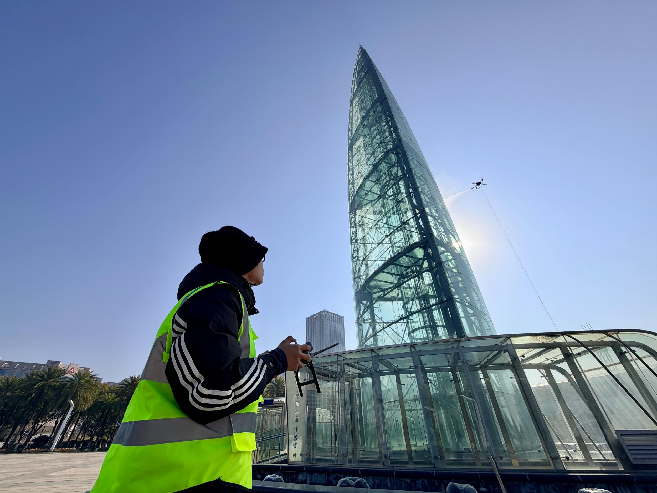 用无人机给“世纪之光”掸新