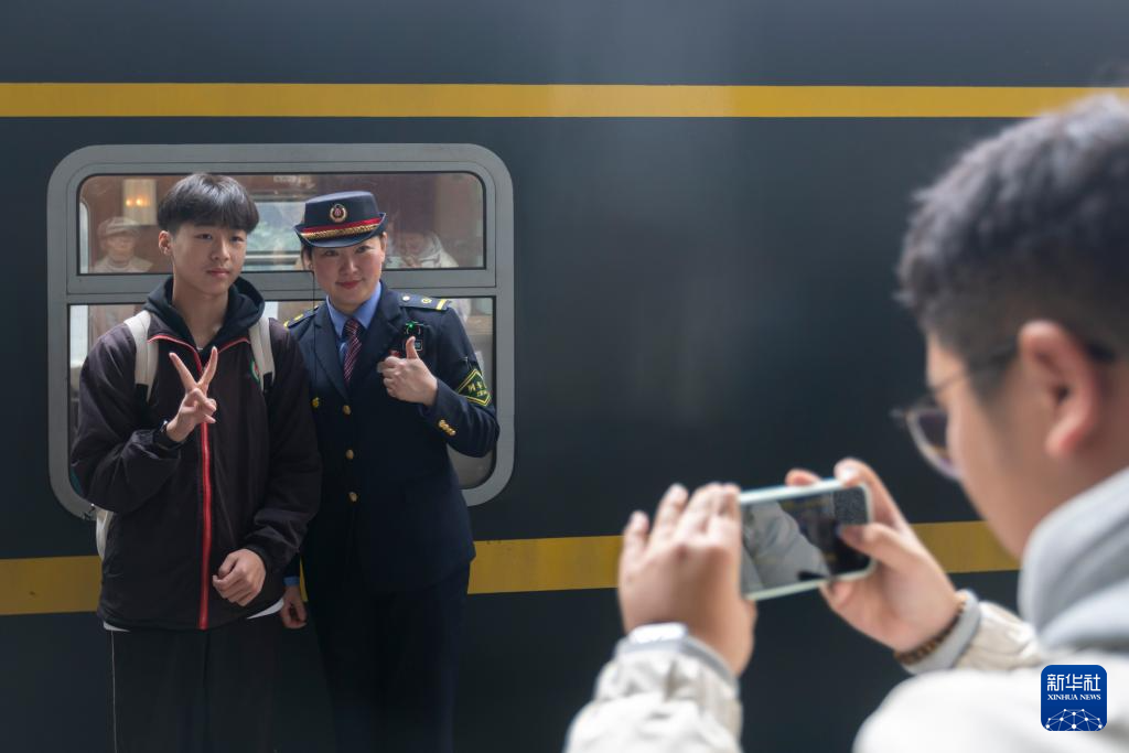 Z99/100���г���ʽ�˳���ʷ��̨