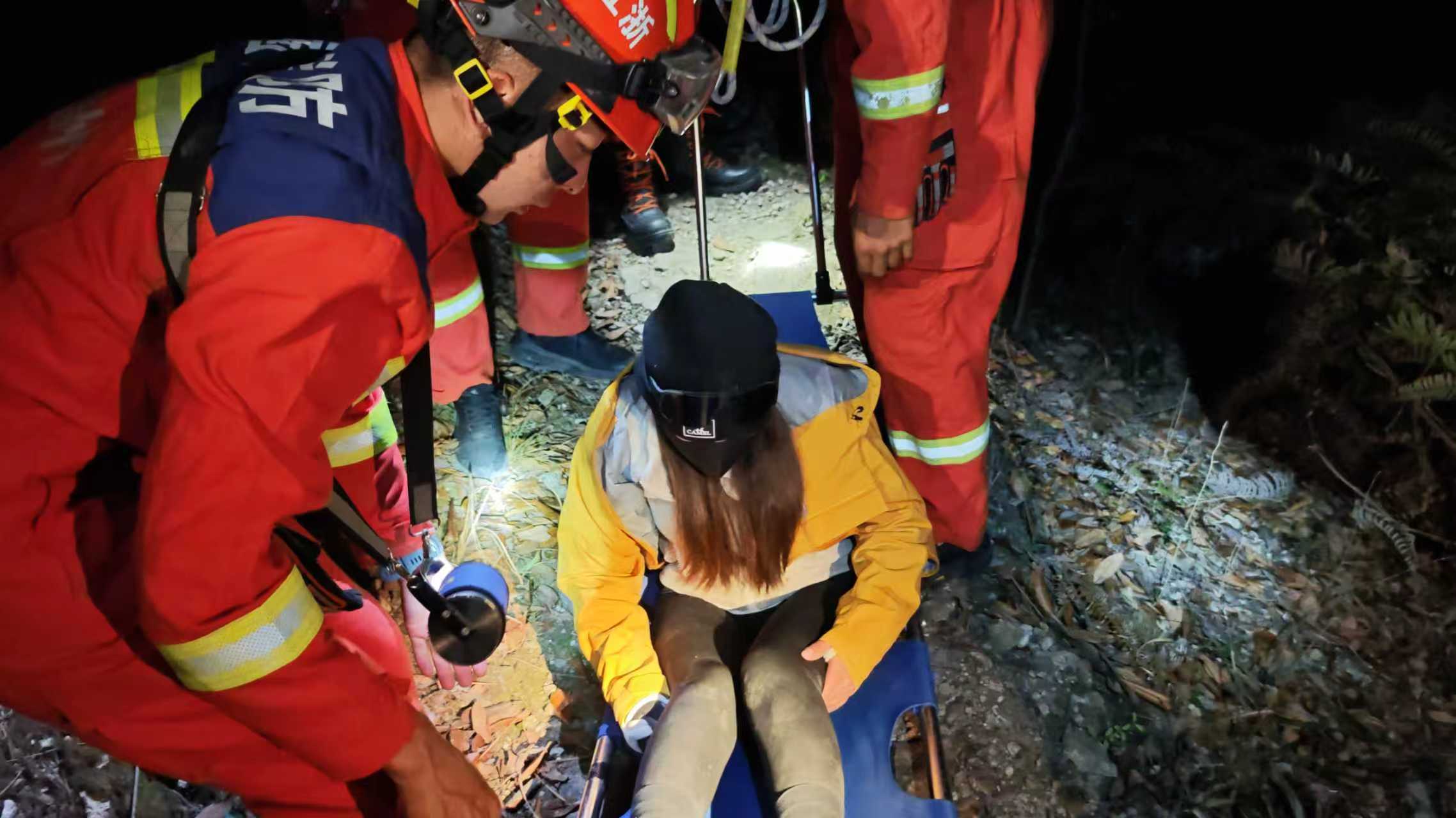 闺蜜团雁荡山徒步体力透支 暖心驴友与消防接力救援