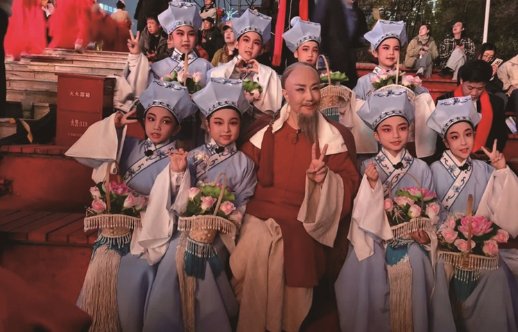 这4名温州娒上戏曲春晚 参演的节目是越剧经典《送花楼会》