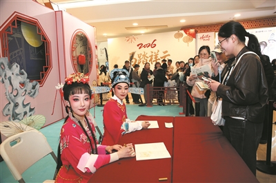 一老一少一起看戏成温州风尚