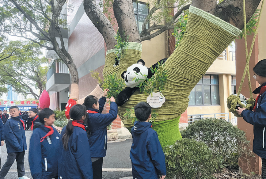 小学生给大树穿“冬衣” 校园秒变童话世界