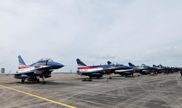 中国空军八一飞行表演队飞抵新加坡 应邀参加第十届新加坡航展