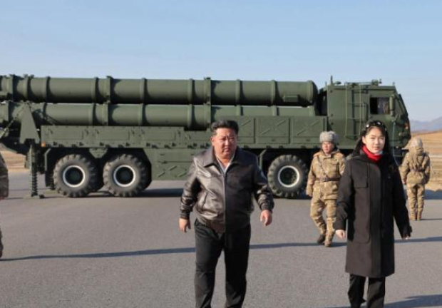 朝鲜进行更新型大口径火箭炮武器系统试射 金正恩观摩