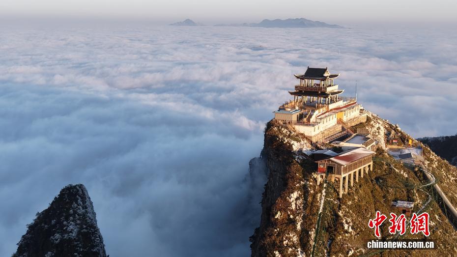 “川东之巅”四川万源八台山云海、日出、佛光、雪景同框