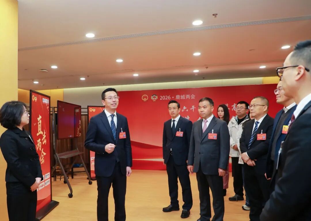 鹿城区领导看望慰问参加区两会报道新闻工作者