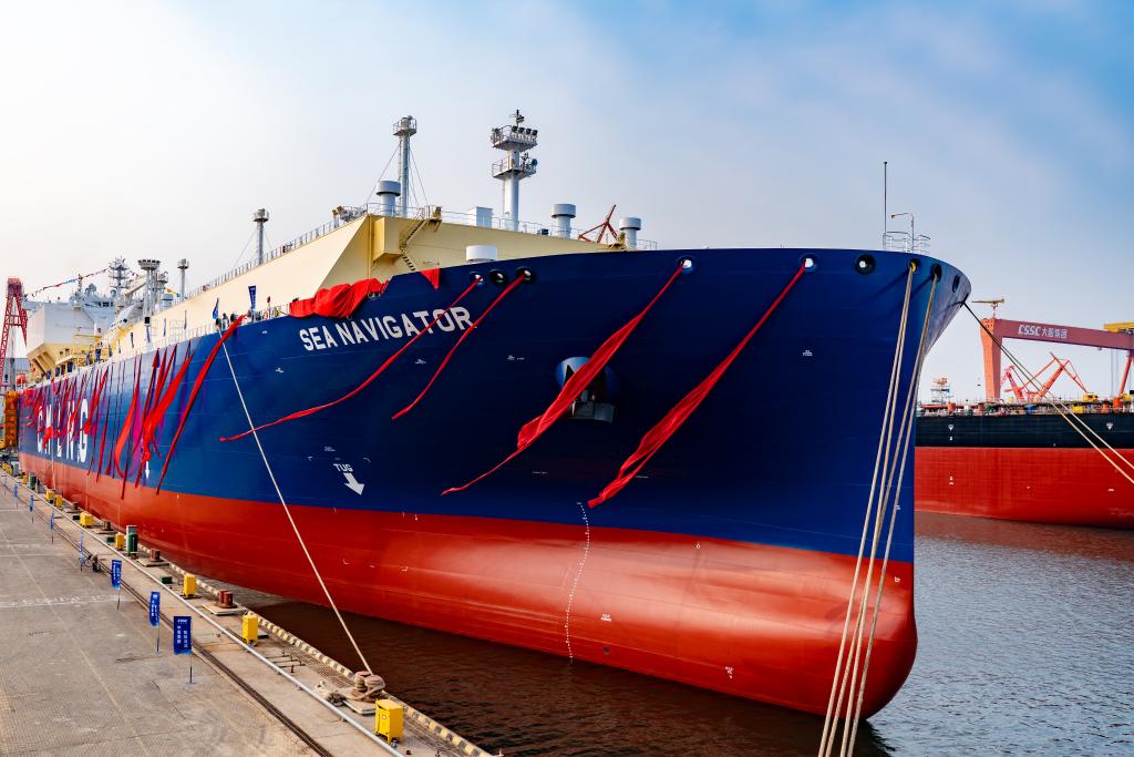 我国造大型LNG船“海瀚”轮在大连交付