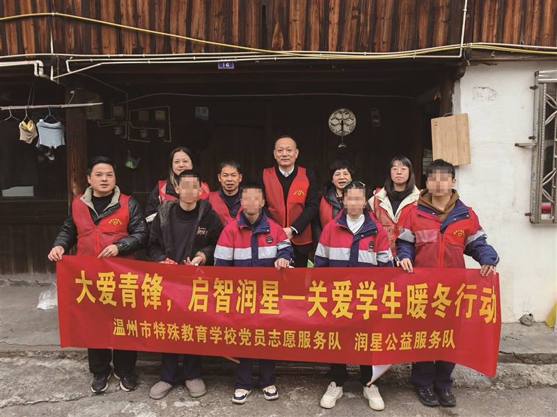 ѧУ�쵼�����߷�����ѧ�Ӽ�ͥ һ�ݡ��¶����İ�������ŨŨů��