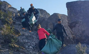 30���˽�һ���¾�ɽ���Σ��ϼ���������Լ1300��