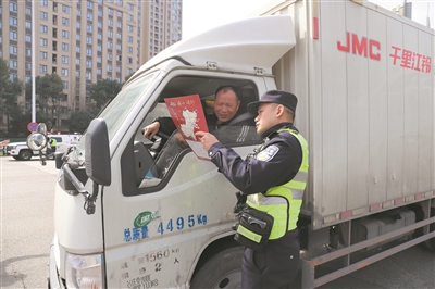 返乡路上的平安“守望者” 一位高速交警的春运保障工作日常