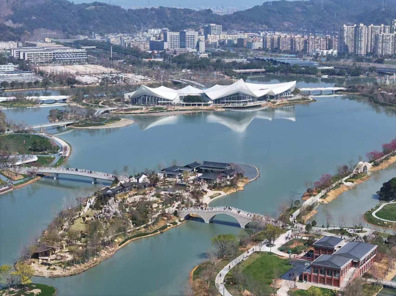 ����԰��԰���ߡ������ǻ���԰���֡� �ҳ�λѰ����һ����׼�㶨