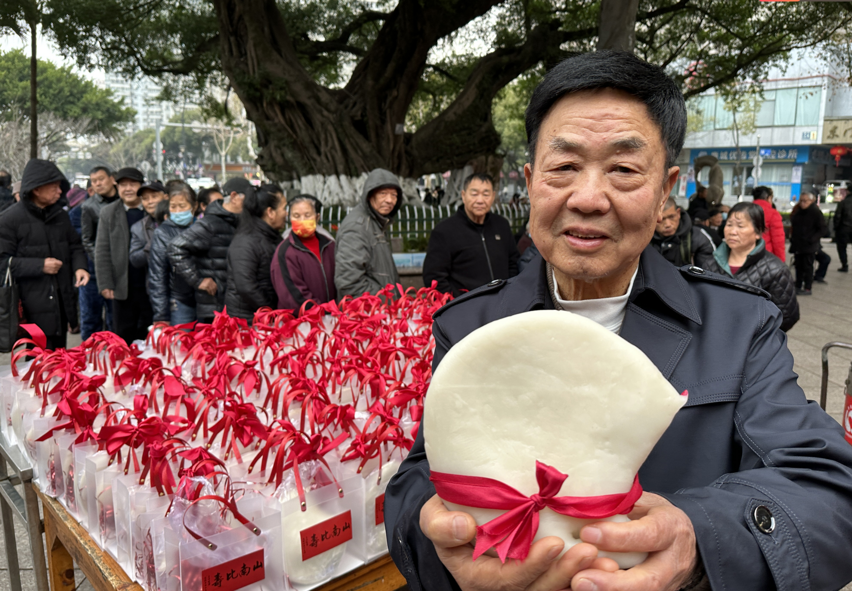 老人过80岁生日发寿桃!不摆寿宴做慈善