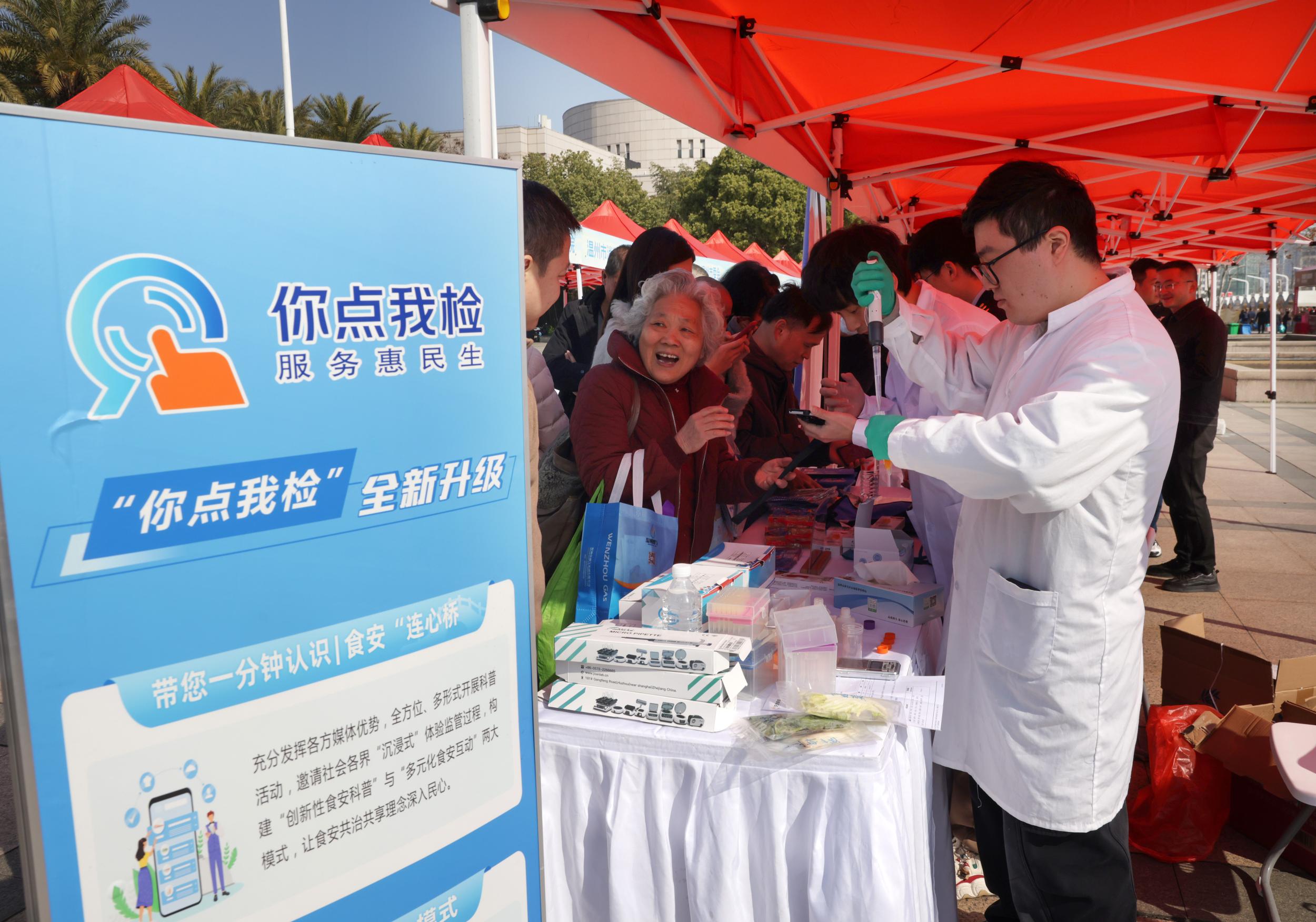 ���ݡ�3��15�����껪��Ļ 215��̯λһվʽ����Ʒ������