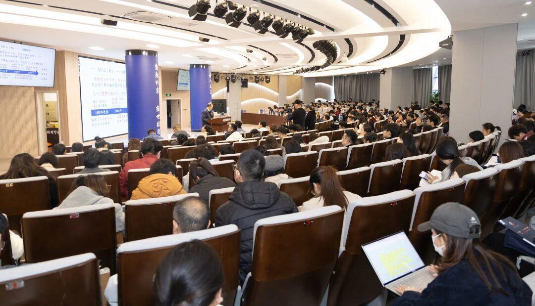 ѧ˼����θ��ú�һ��ȫ����ʦ����������ݿ�չ��Ƚ��жԻ�